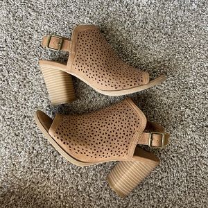 Universal Thread Size 8.5 Heels/Wedges; Cognac/Brown/Tan